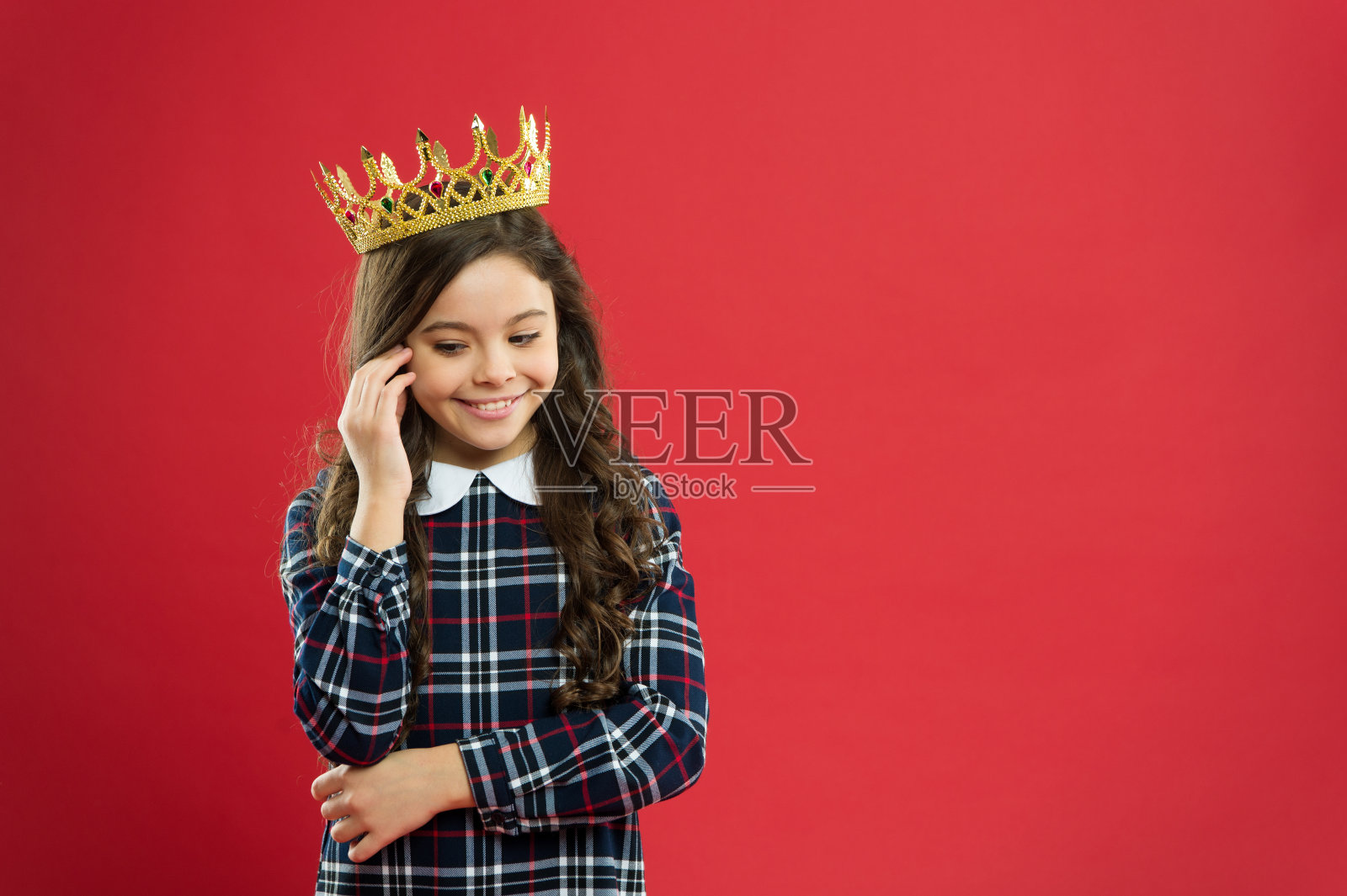 国际儿童日。童年的幸福。快乐的小女孩。美丽和时尚。小的孩子。有一头秀发的小女孩。副本的空间。时尚就是她的生命照片摄影图片