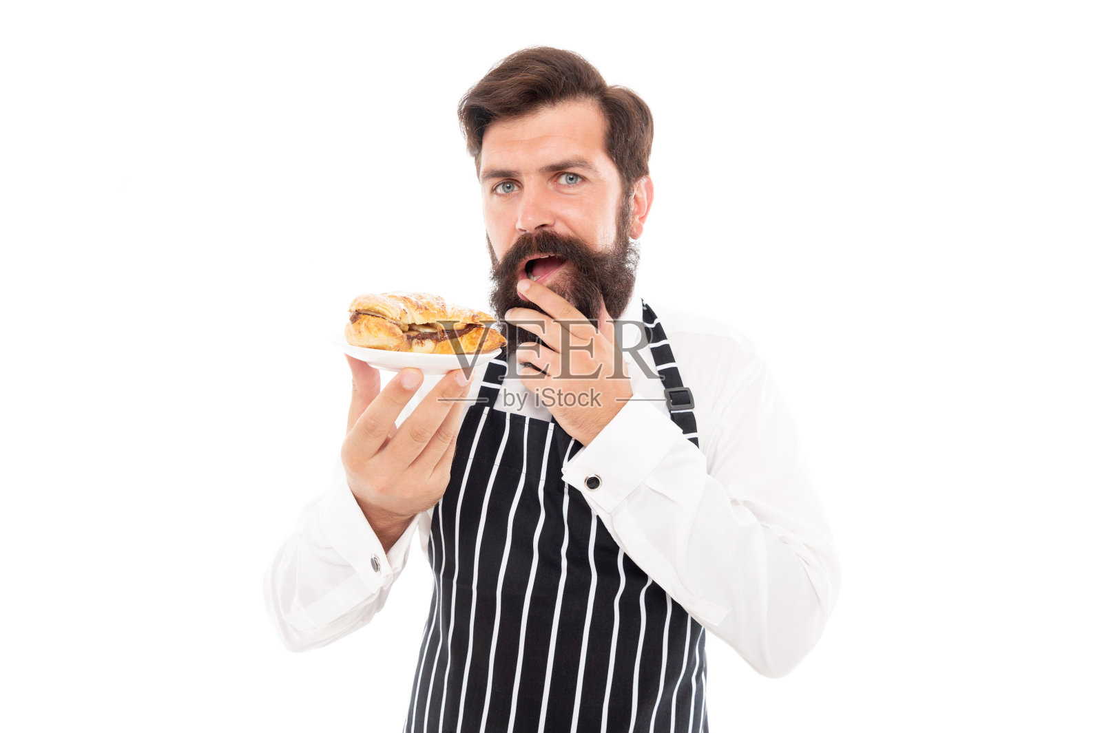 严肃的男人面包师提供美味的羊角面包和白色甜点照片摄影图片