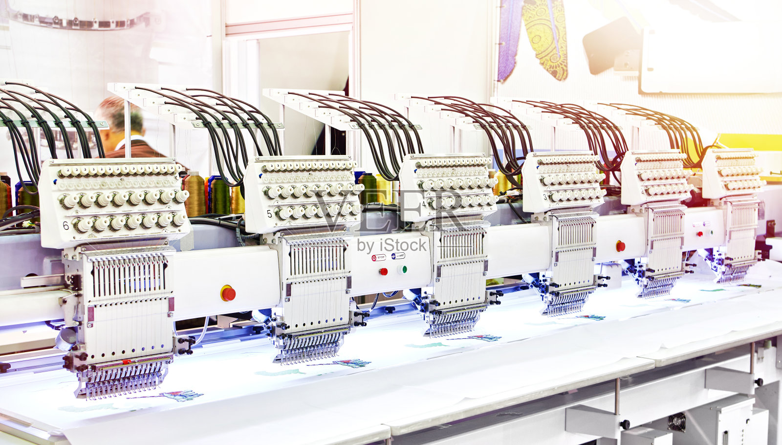 缝纫车间的工业绣花机照片摄影图片