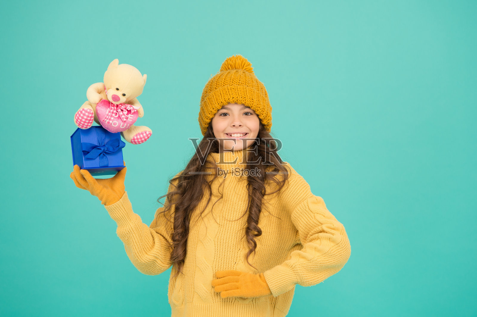 惊喜礼品盒。快乐的孩子拿着礼品盒。孩子喜欢圣诞礼物。意想不到的惊喜。冬季假期。庆祝生日。孩子喜欢生日礼物。对好礼物心存感激照片摄影图片