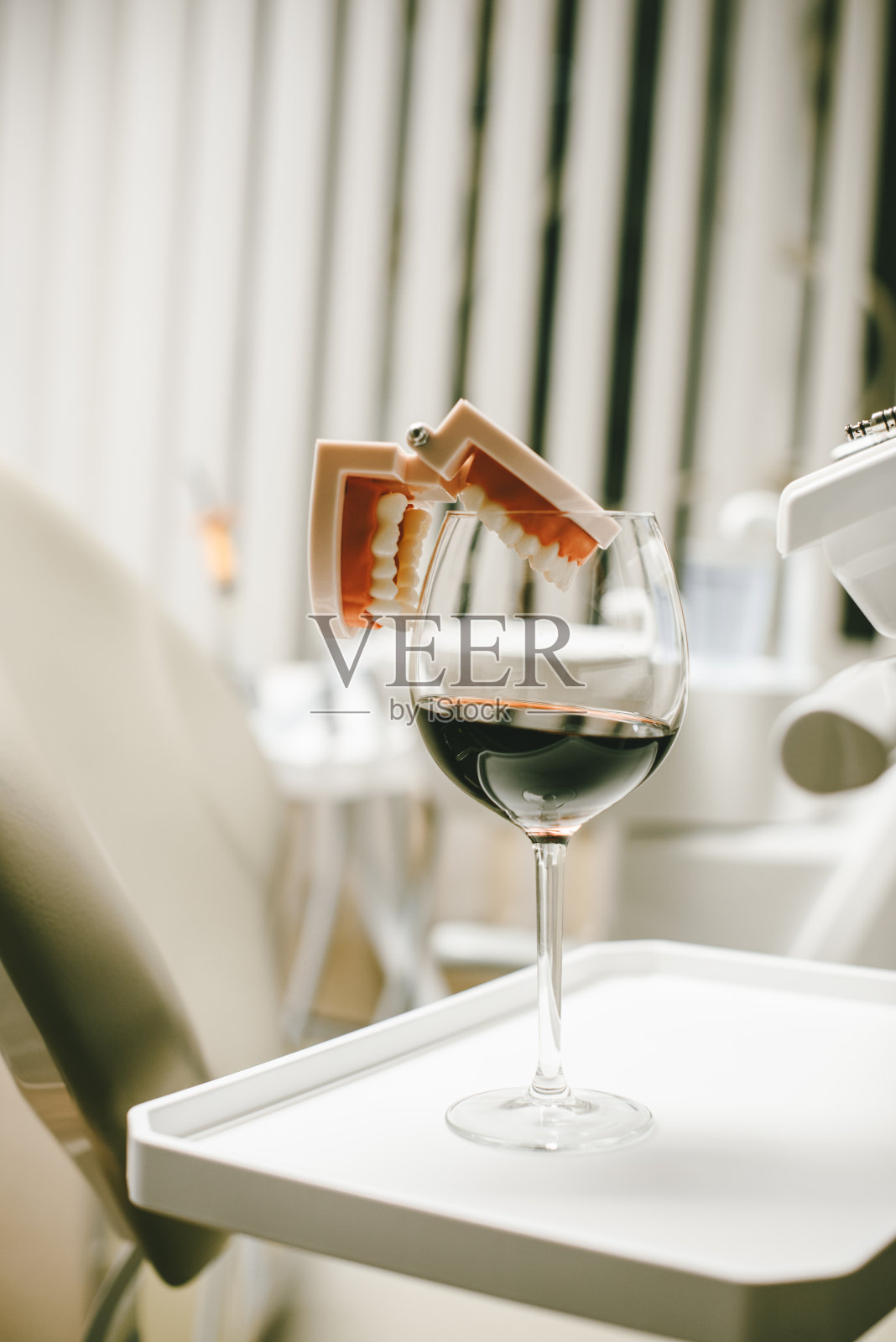 牙齿美白理念——选择性聚焦。牙医的办公室照片摄影图片