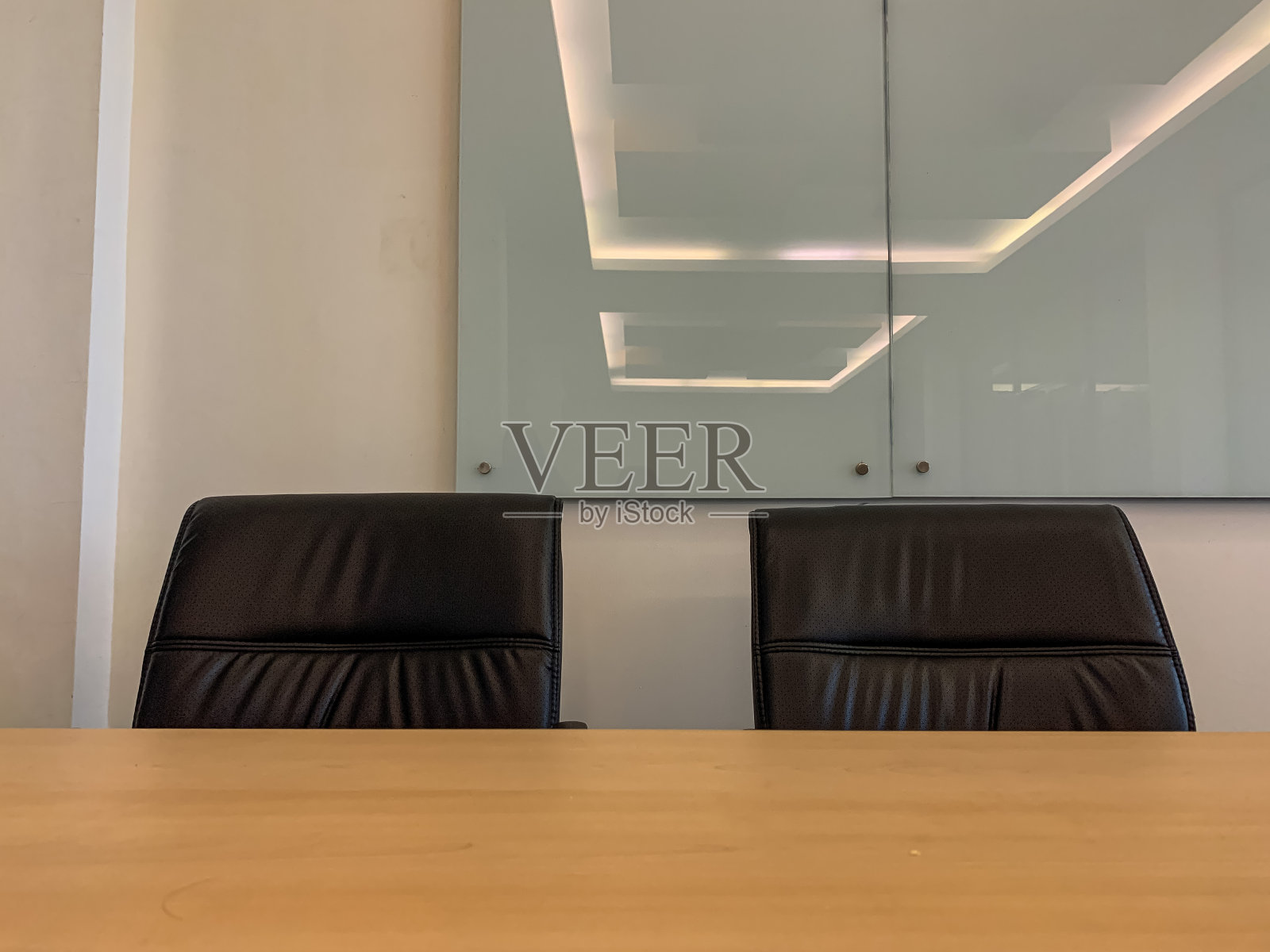 两把黑色导演椅和一张桌子照片摄影图片