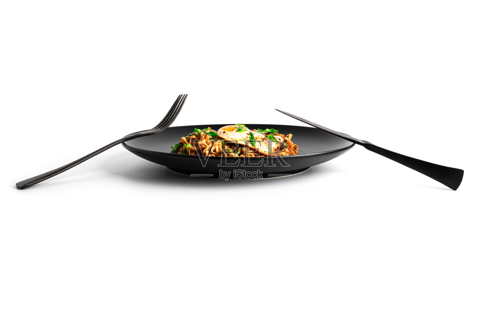 热鲜面条与煎蛋隔离在白色的背景上照片摄影图片