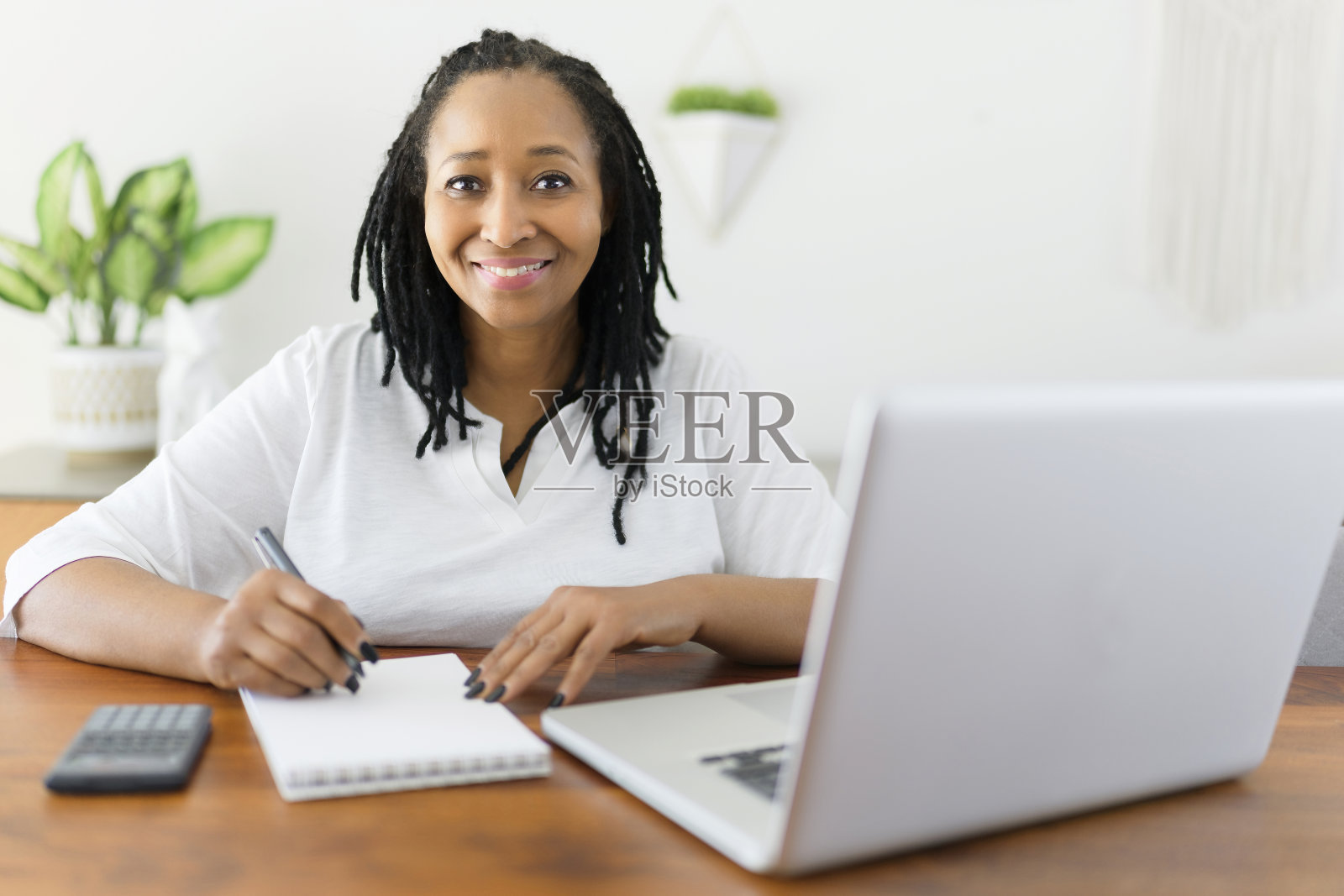 黑人妇女在现代厨房内部使用电脑照片摄影图片