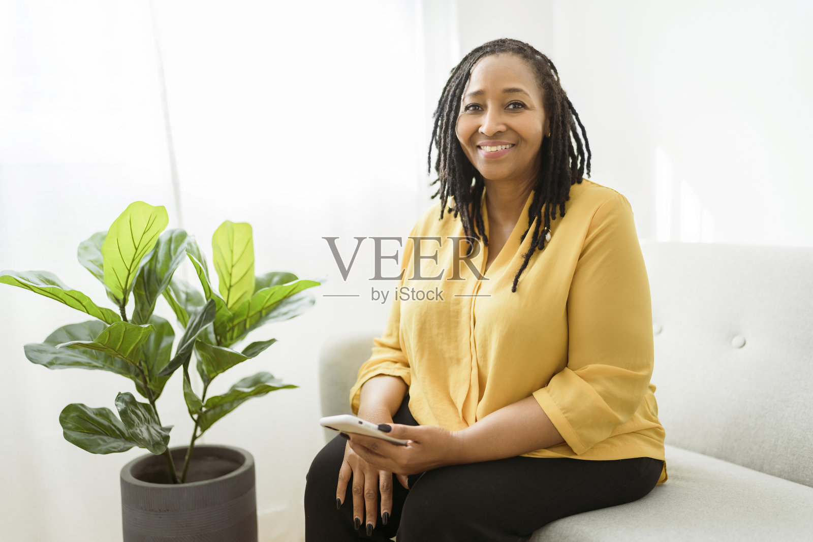 一幅非洲妇女的肖像坐在沙发上照片摄影图片