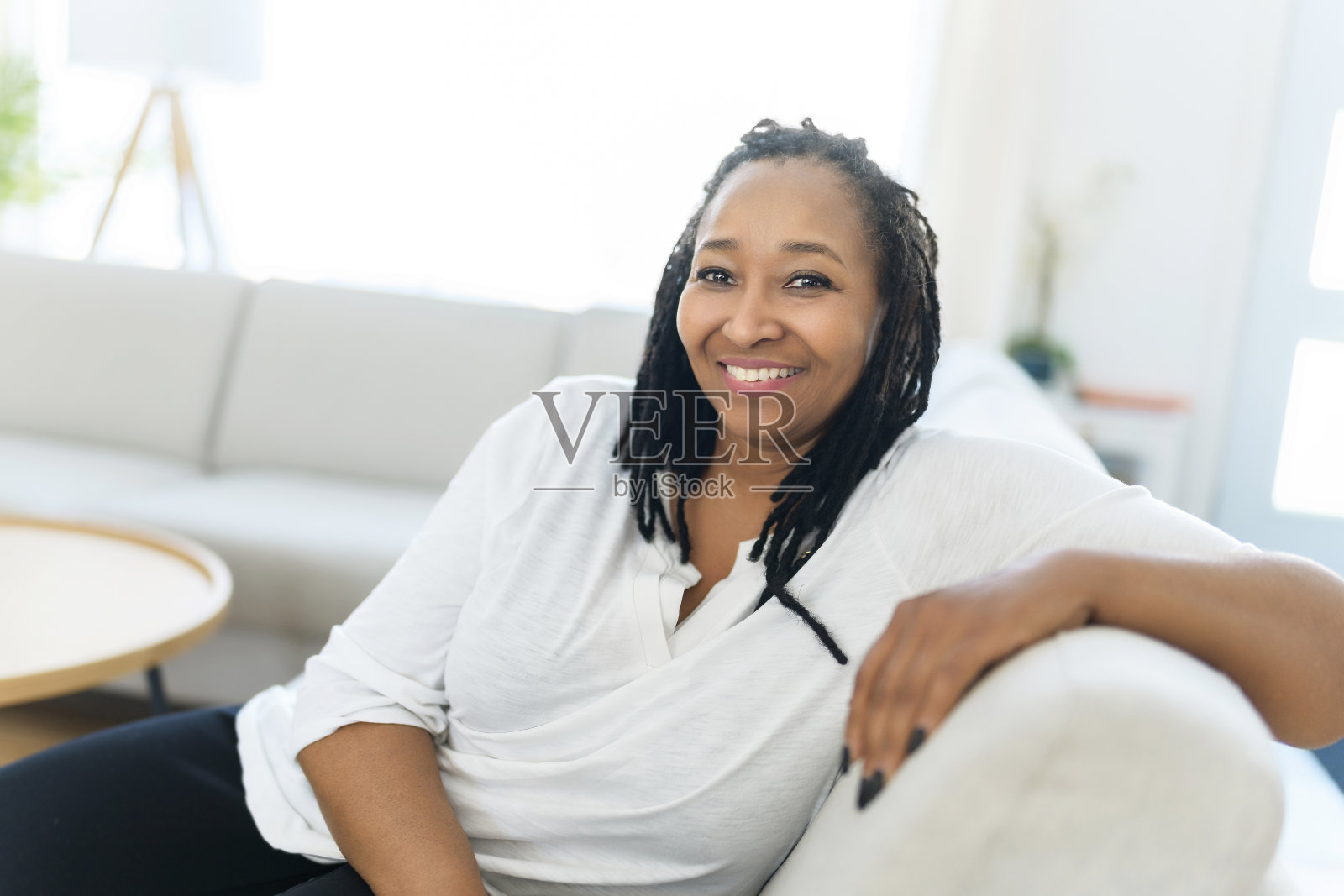 一幅非洲妇女的肖像坐在沙发上照片摄影图片