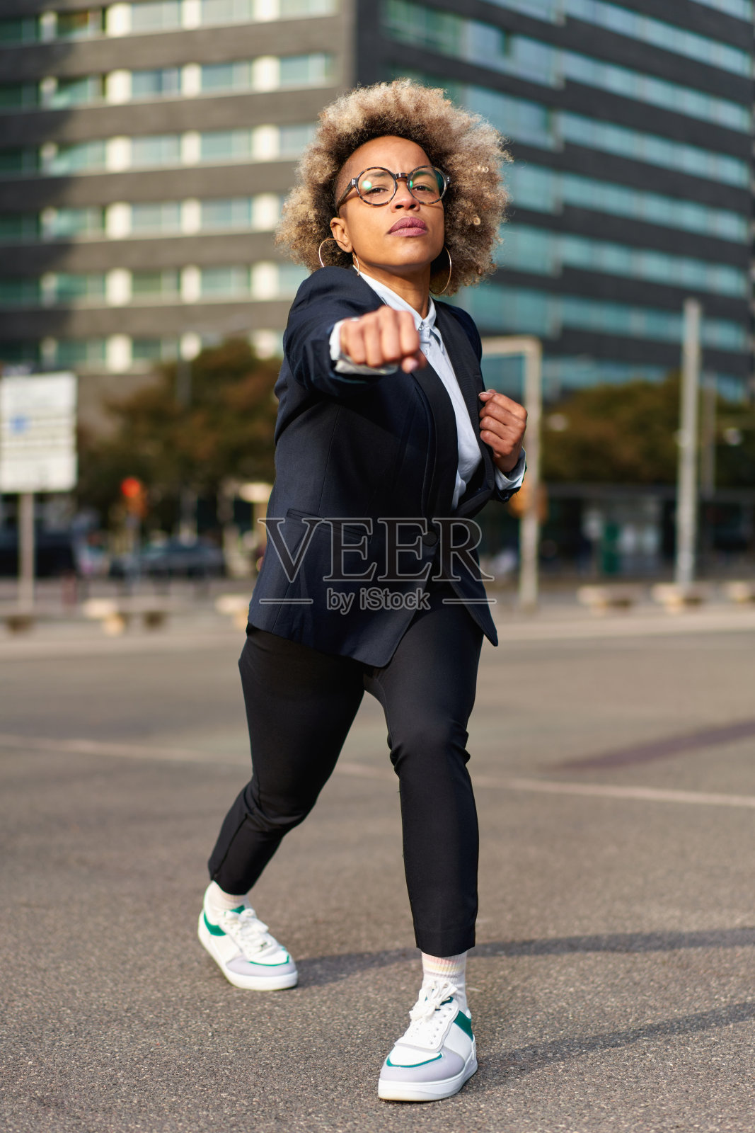 商业非裔美国女孩在战斗姿势的肖像。艰难的经营理念照片摄影图片
