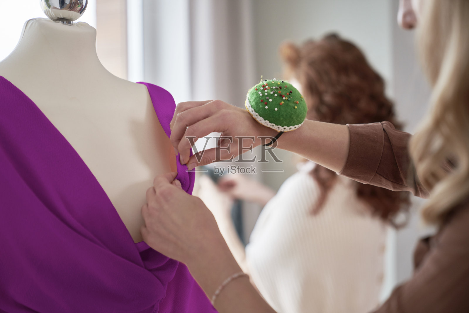 女人在设计工作室工作的新衣服的特写照片摄影图片