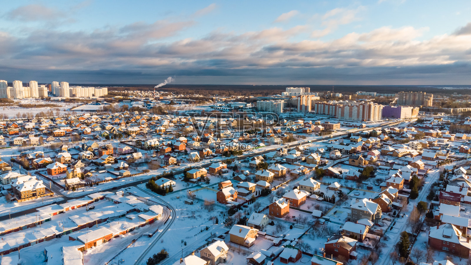 从山顶俯瞰冬季城市的景色照片摄影图片