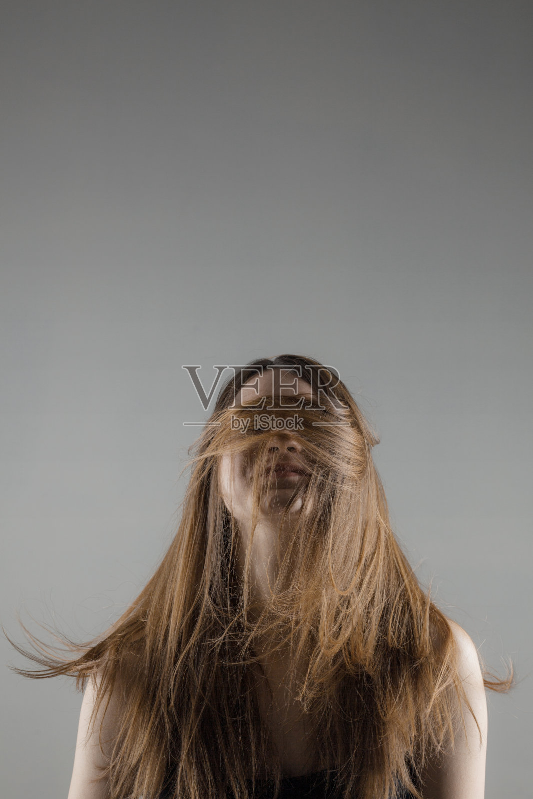 黑发女孩，头发遮脸照片摄影图片