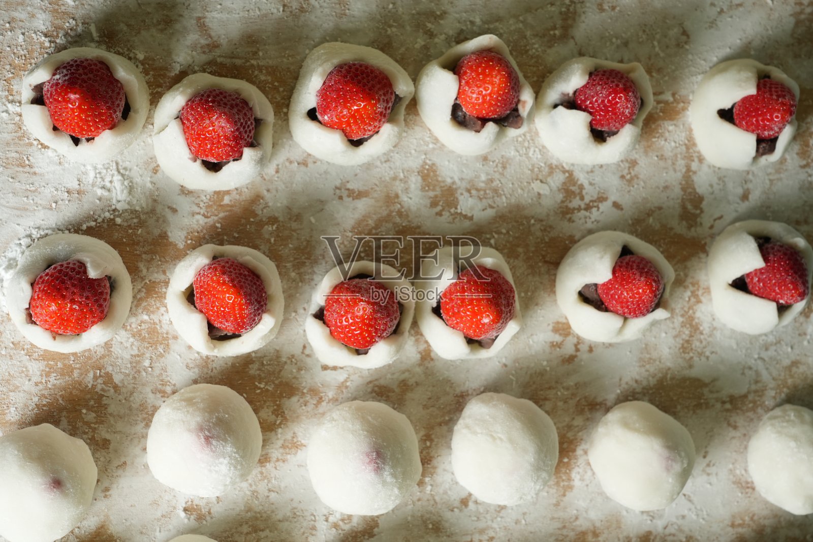 制作草莓大福的工匠照片摄影图片