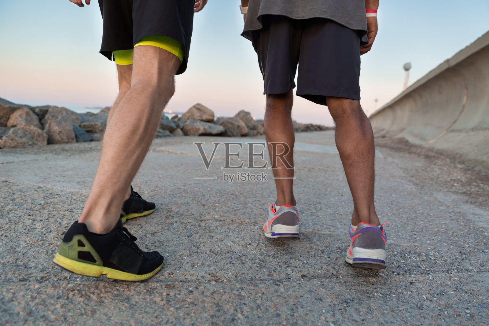 两个穿着运动鞋的男性跑步者的后视图照片摄影图片