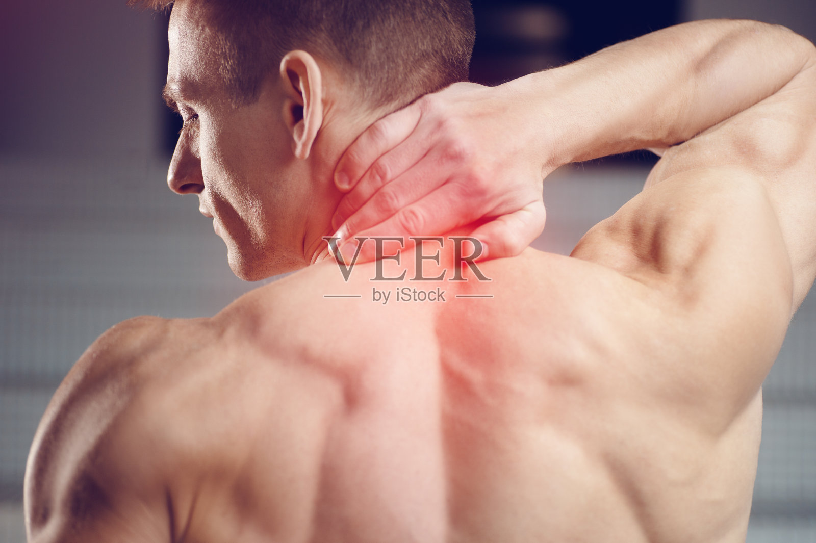 受伤的脖子。年轻英俊的肌肉运动员颈部疼痛照片摄影图片