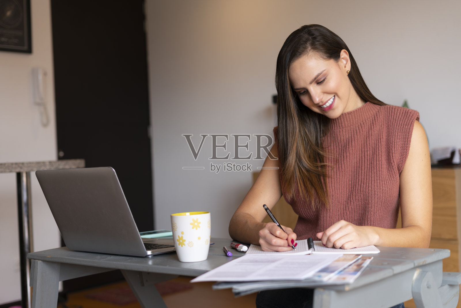 年轻女子整天待在家里。照片摄影图片