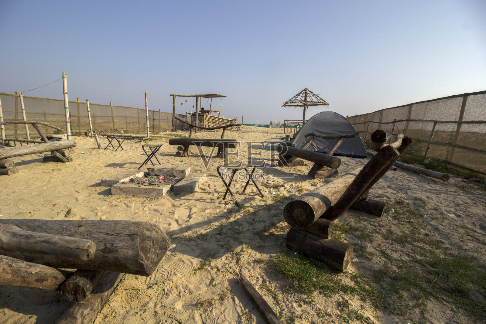 木制和竹子篝火的地方和装饰度假村就在马尔达马尼附近的海边，西孟加拉邦。照片摄影图片