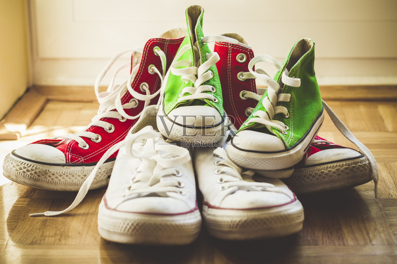 家庭运动鞋堆放在家里照片摄影图片