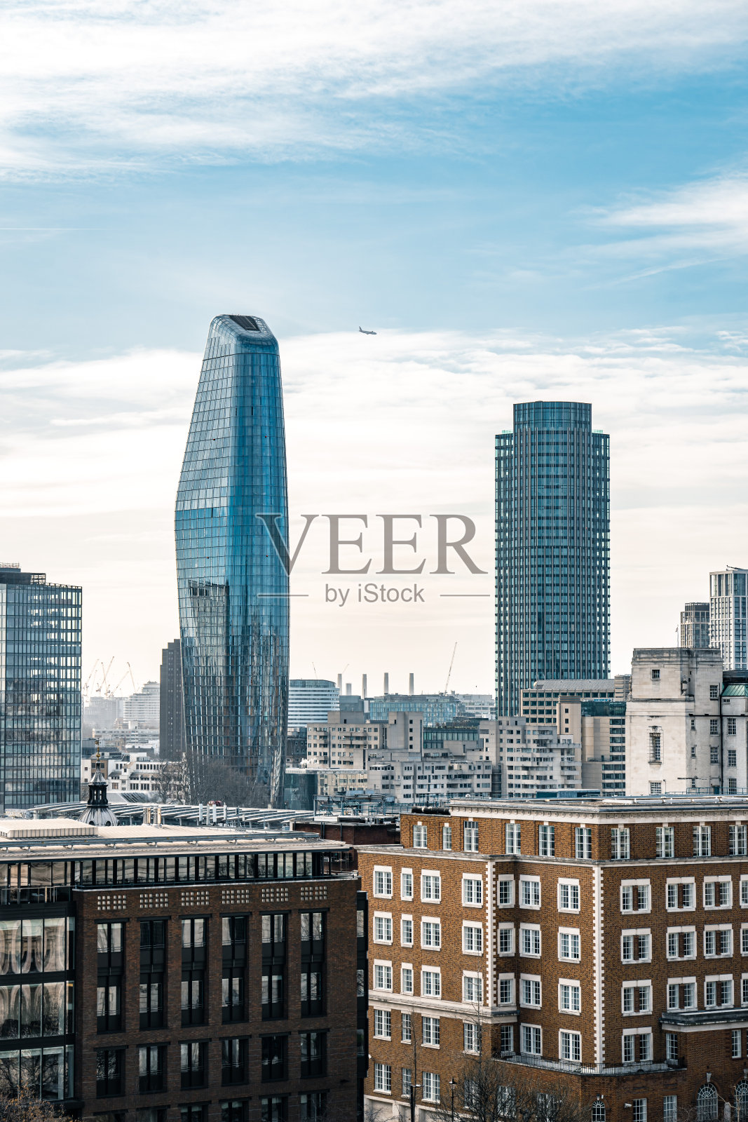 现代办公楼和联排别墅照片摄影图片