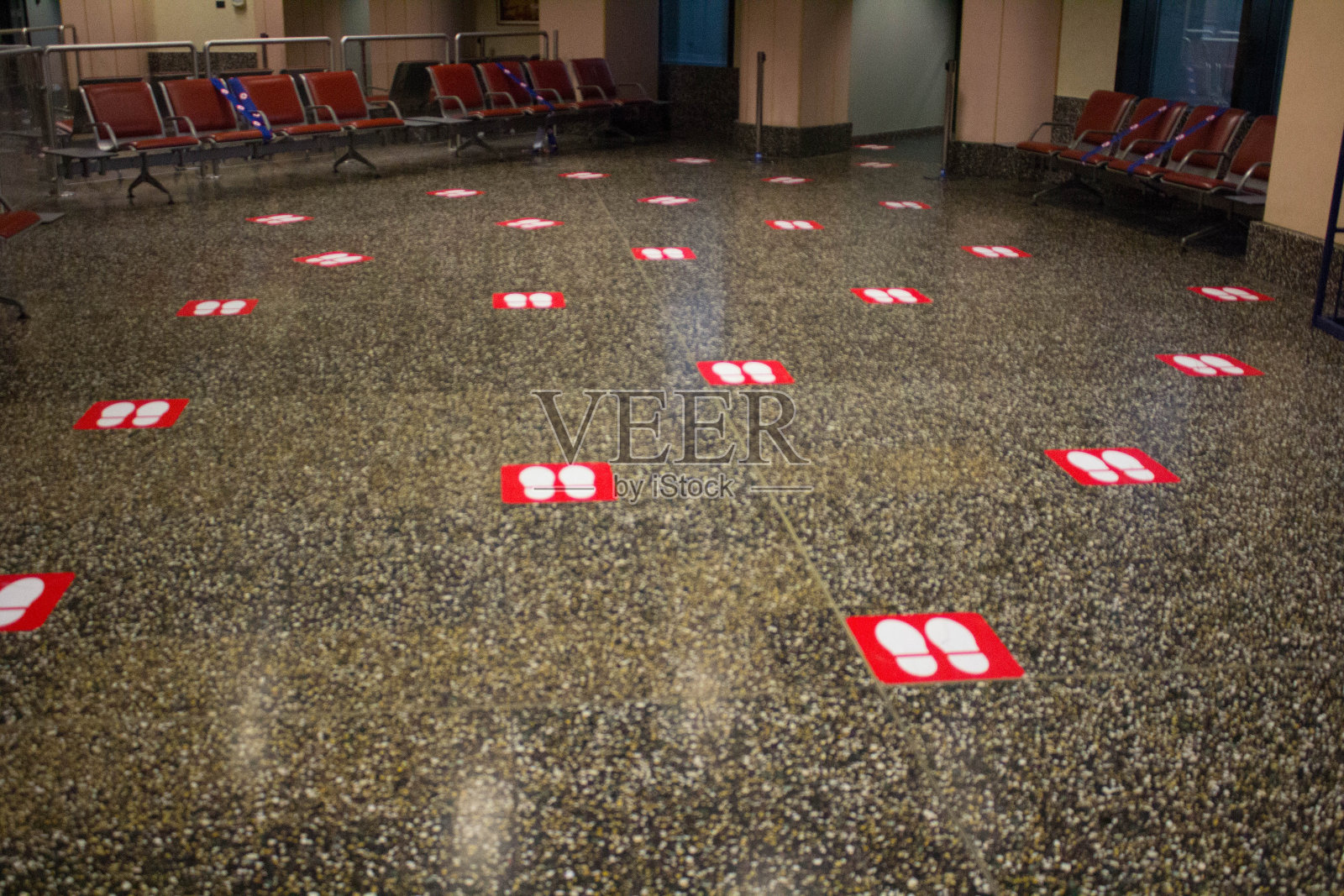 Covid-19距离道路标志照片摄影图片