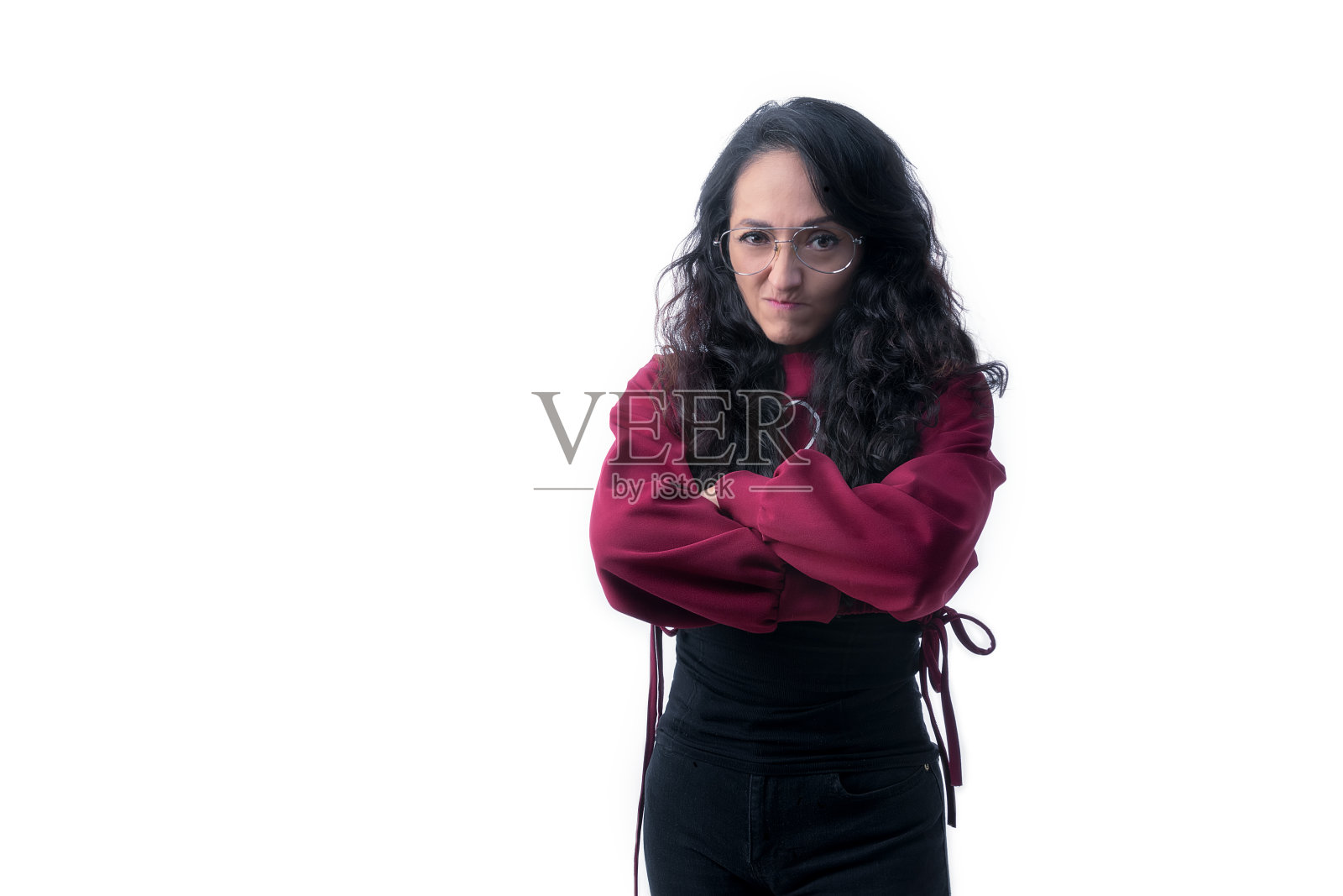 漂亮的拉丁裔西班牙妇女，长着浓密的头发，戴着白色背景的眼镜，在室内做着表情和手势，生气，愤怒，否认，双手交叉照片摄影图片