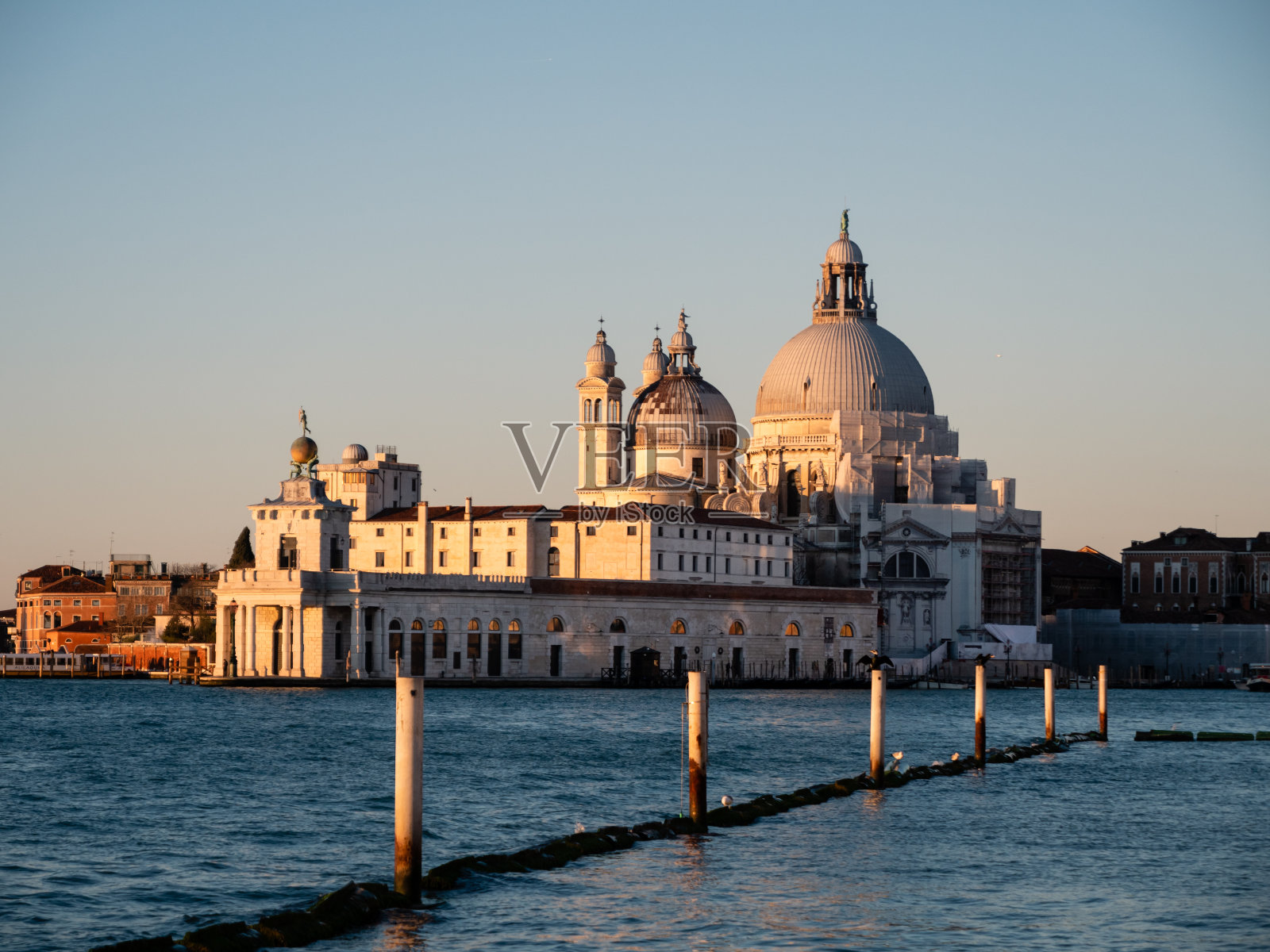 威尼斯黎明时分的蓬塔多甘纳和圣玛利亚致敬照片摄影图片