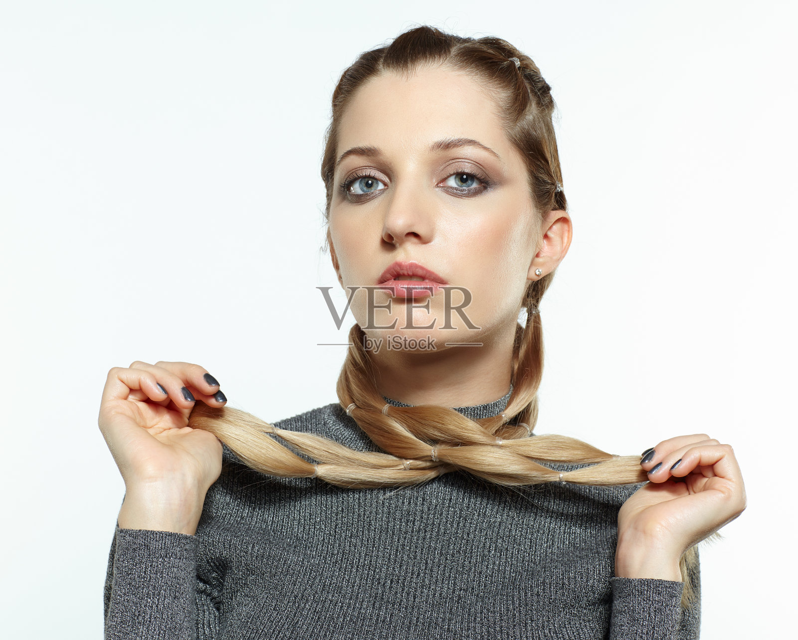 有创意的辫子发型的金发女性肖像。照片摄影图片