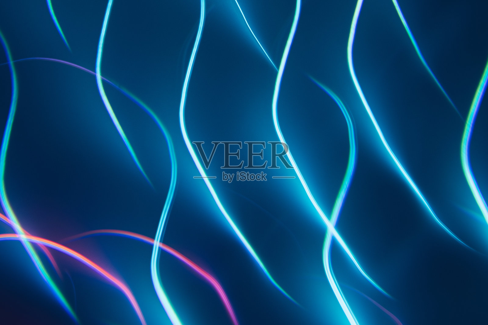 霓虹灯蓝色和粉红色的led线在黑暗的夜晚背景。照片摄影图片