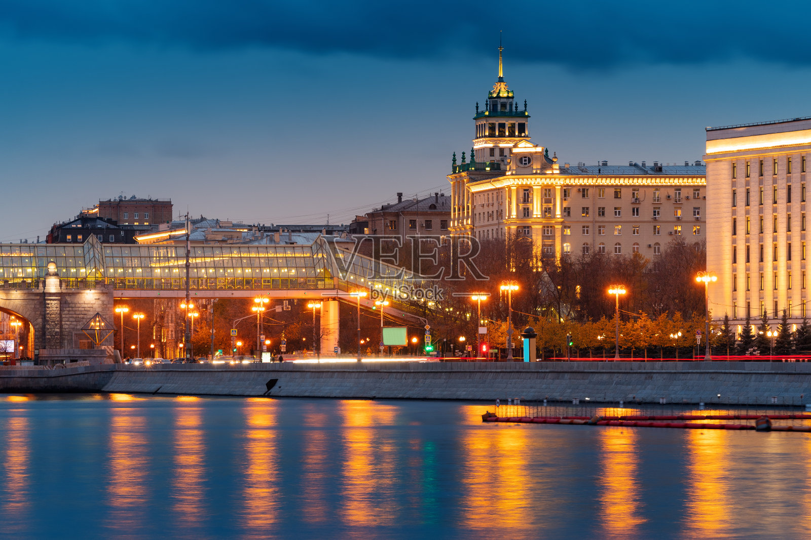 夜间的莫斯科河堤和莫斯科河大桥照片摄影图片