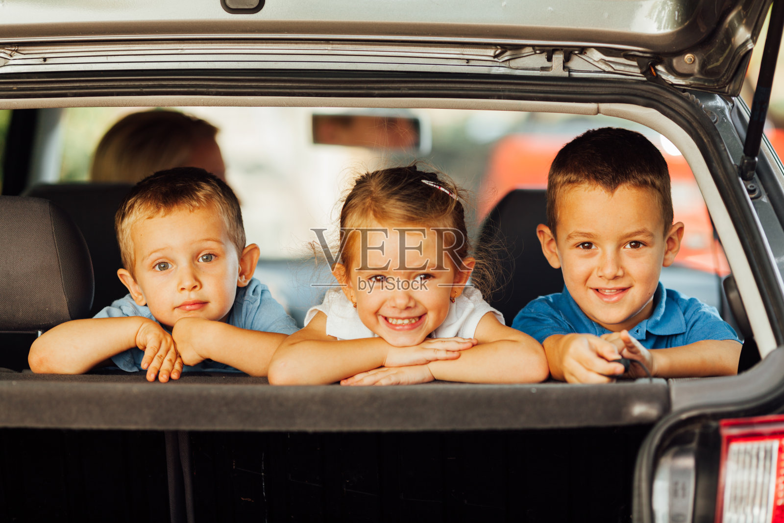 带孩子一起旅行照片摄影图片