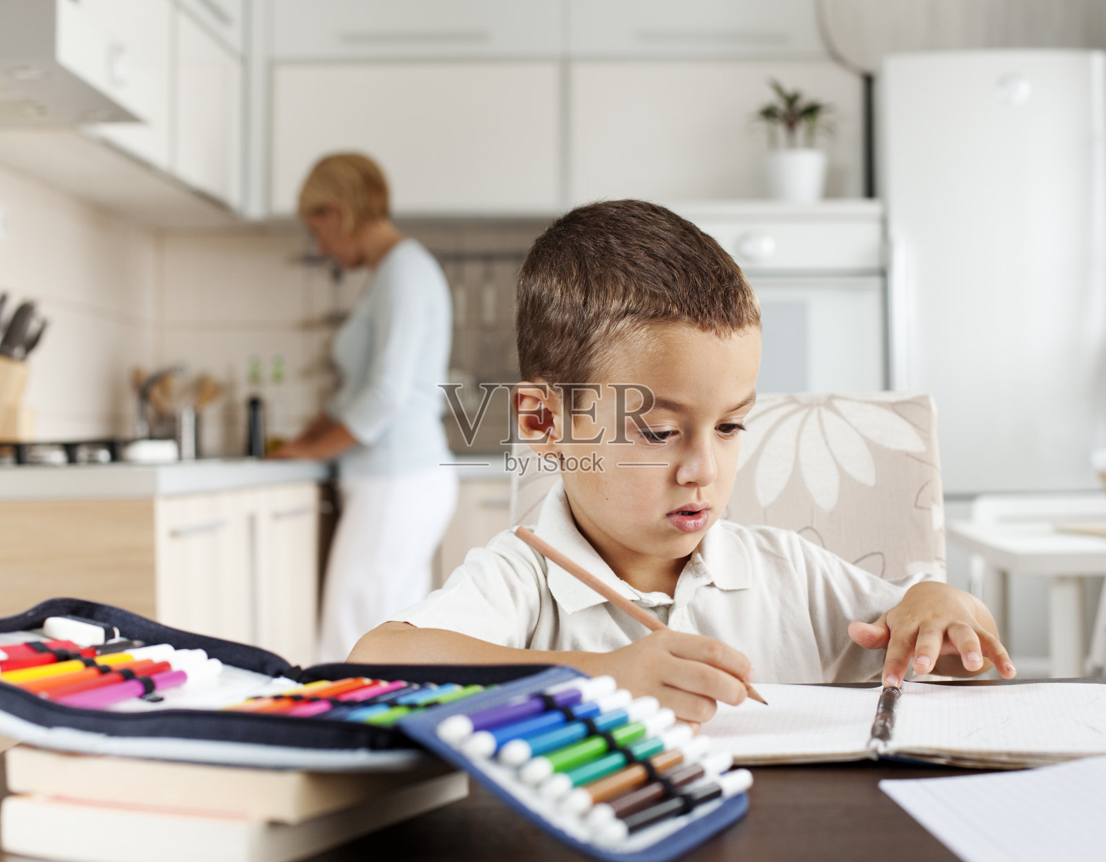 小男孩在做作业照片摄影图片