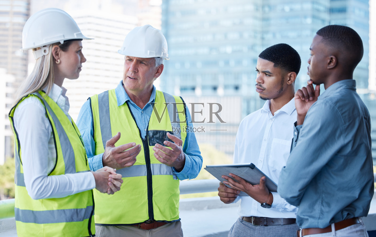 一组建筑师正在开会照片摄影图片