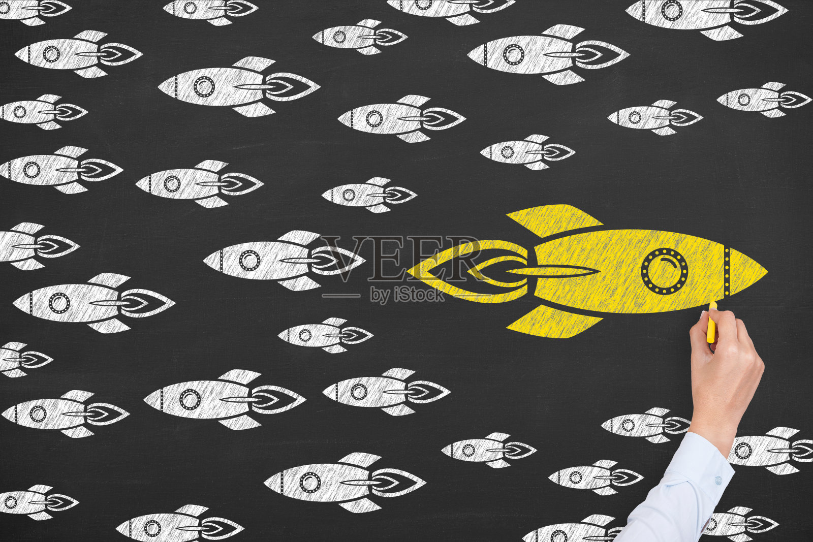 在黑板背景上用火箭符号走自己的路照片摄影图片