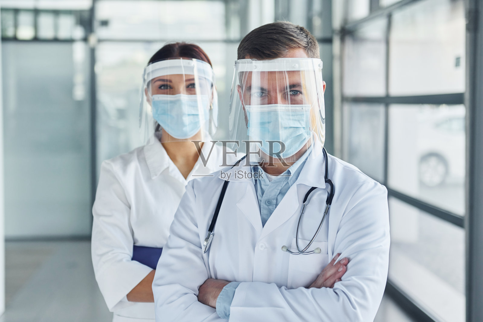 医疗保健的概念。两个穿白大褂的医生在诊所里一起工作照片摄影图片