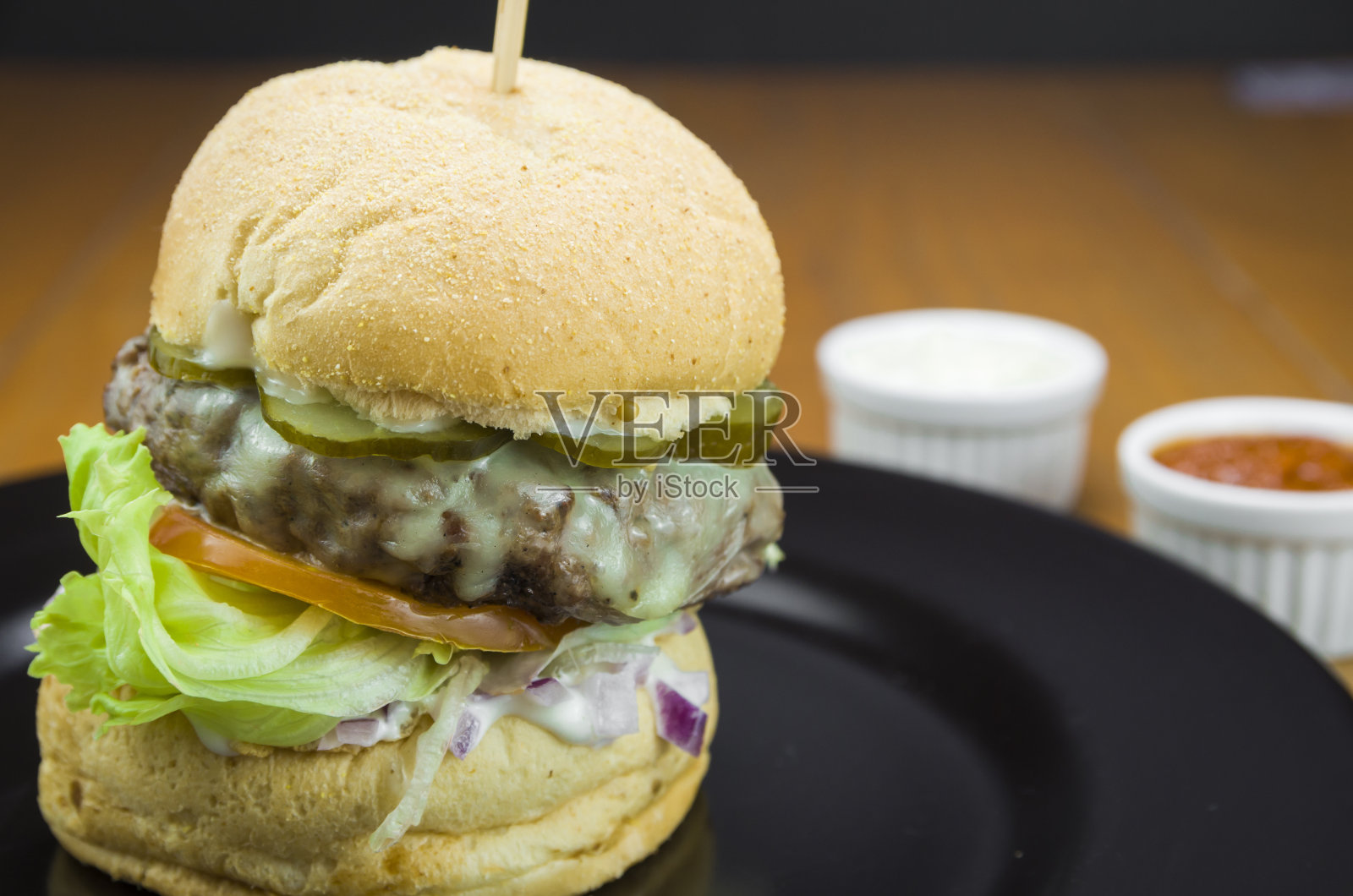 木桌上美味的自制汉堡包的特写镜头。照片摄影图片