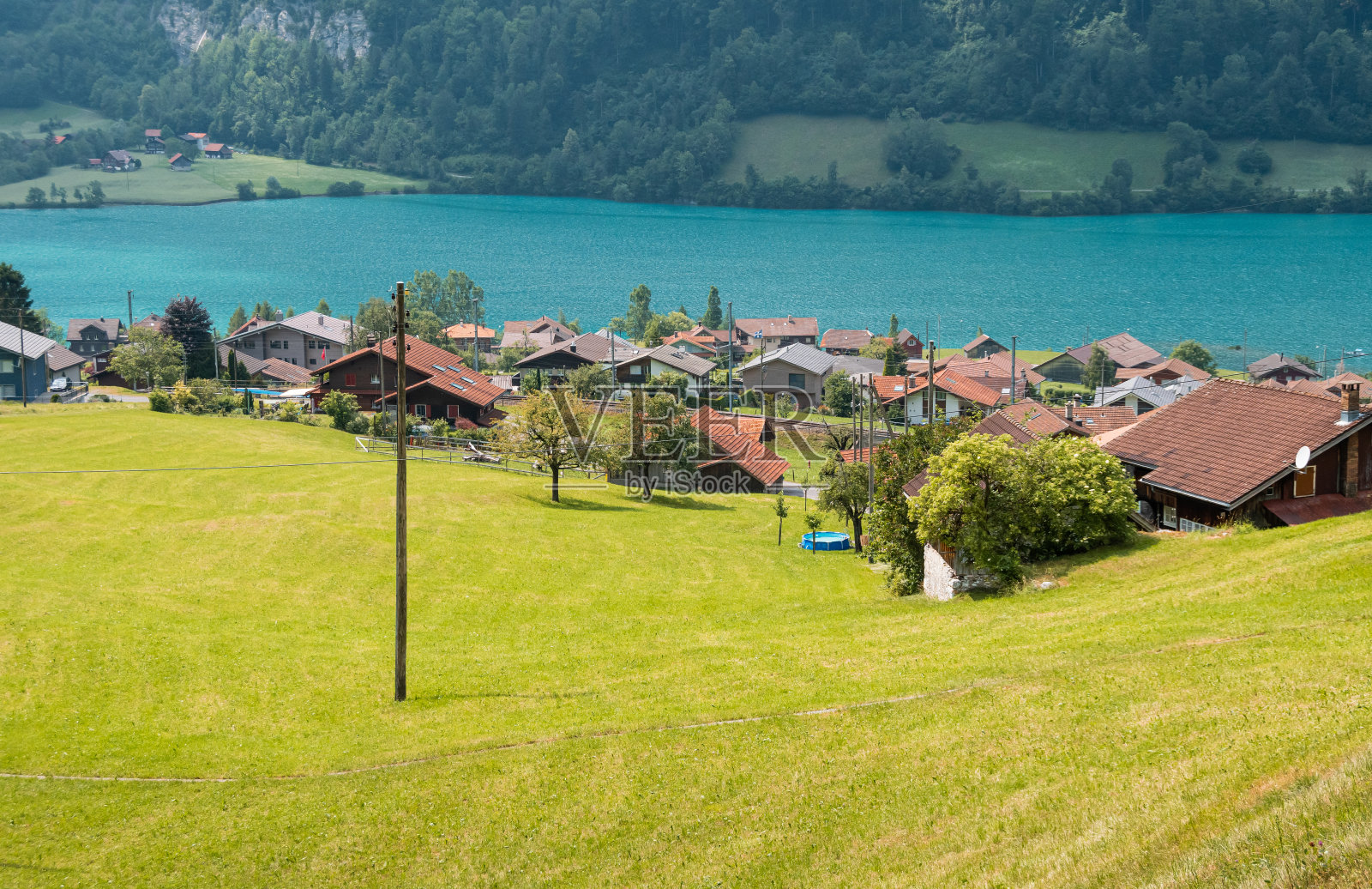 瑞士奥瓦尔登州，Lungerersee湖边的Lungerersee传统民居。照片摄影图片