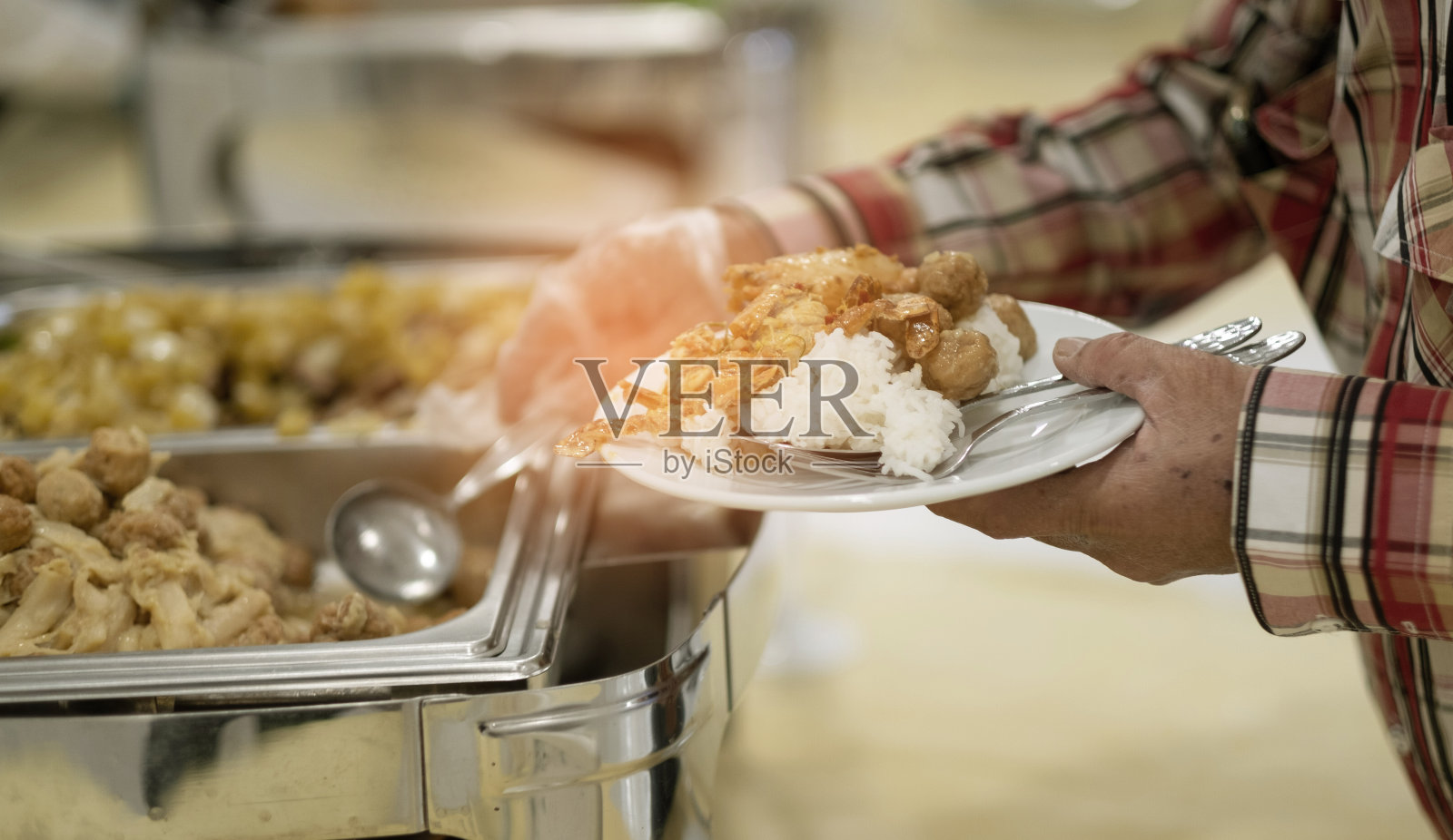 特写手戴手套舀食物，餐饮，晚餐时间，预防冠状病毒病(covid - 19)照片摄影图片