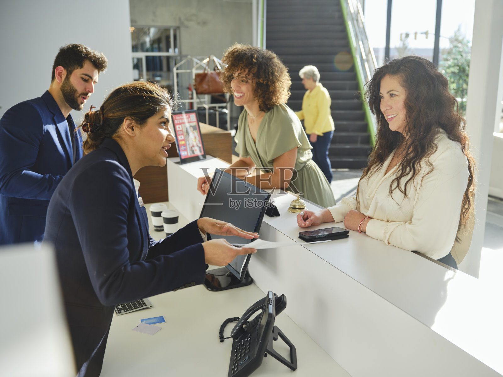 有员工和客人的酒店大堂照片摄影图片