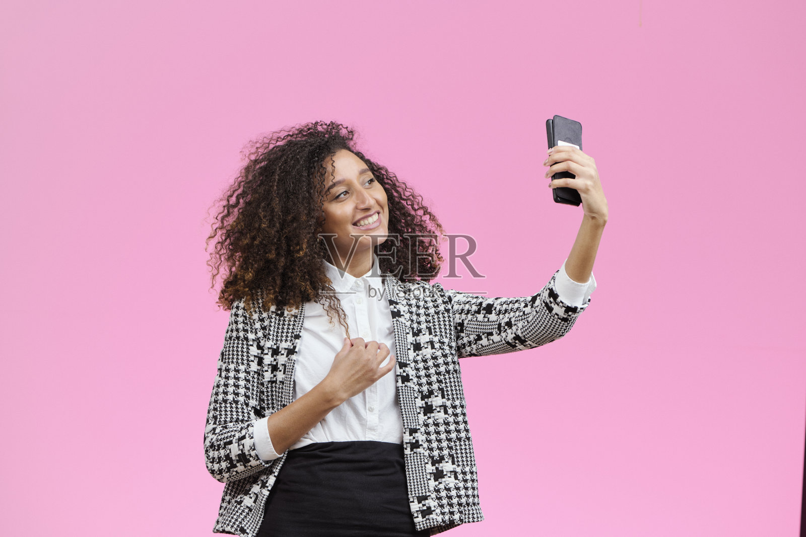 粉色背景的自拍照片摄影图片