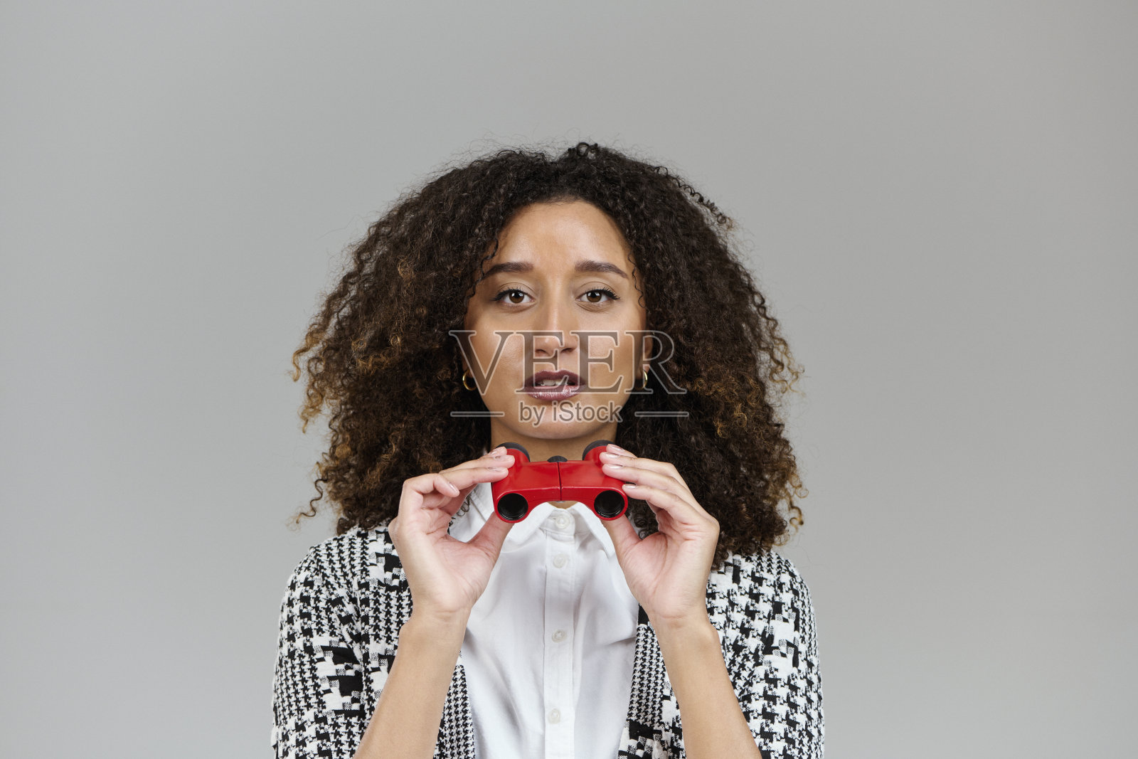 灰色背景上的肖像照片摄影图片