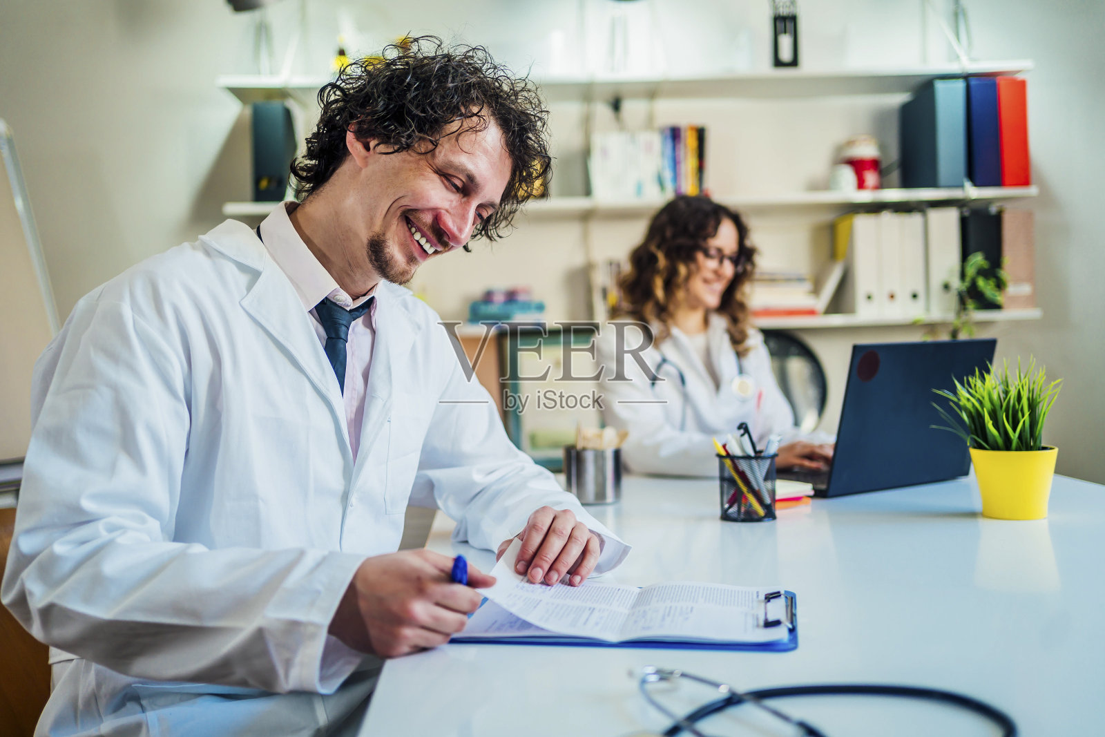 同事在办公室做医生照片摄影图片