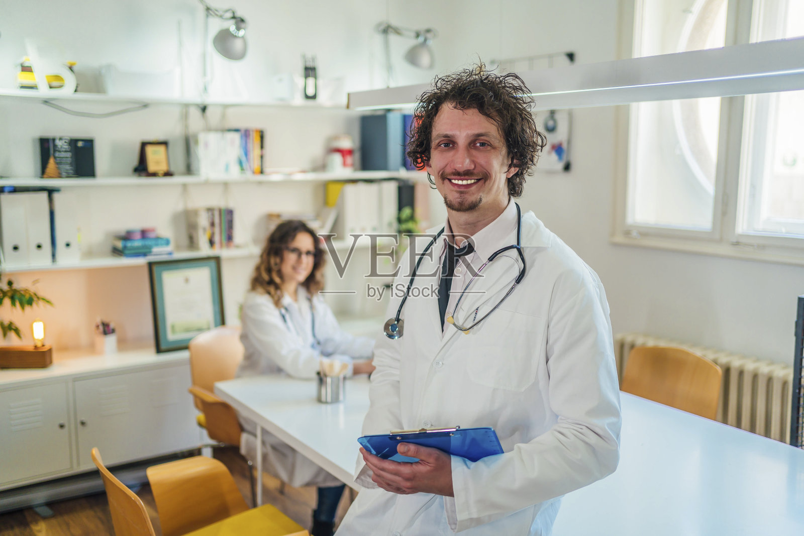 同事在办公室做医生照片摄影图片