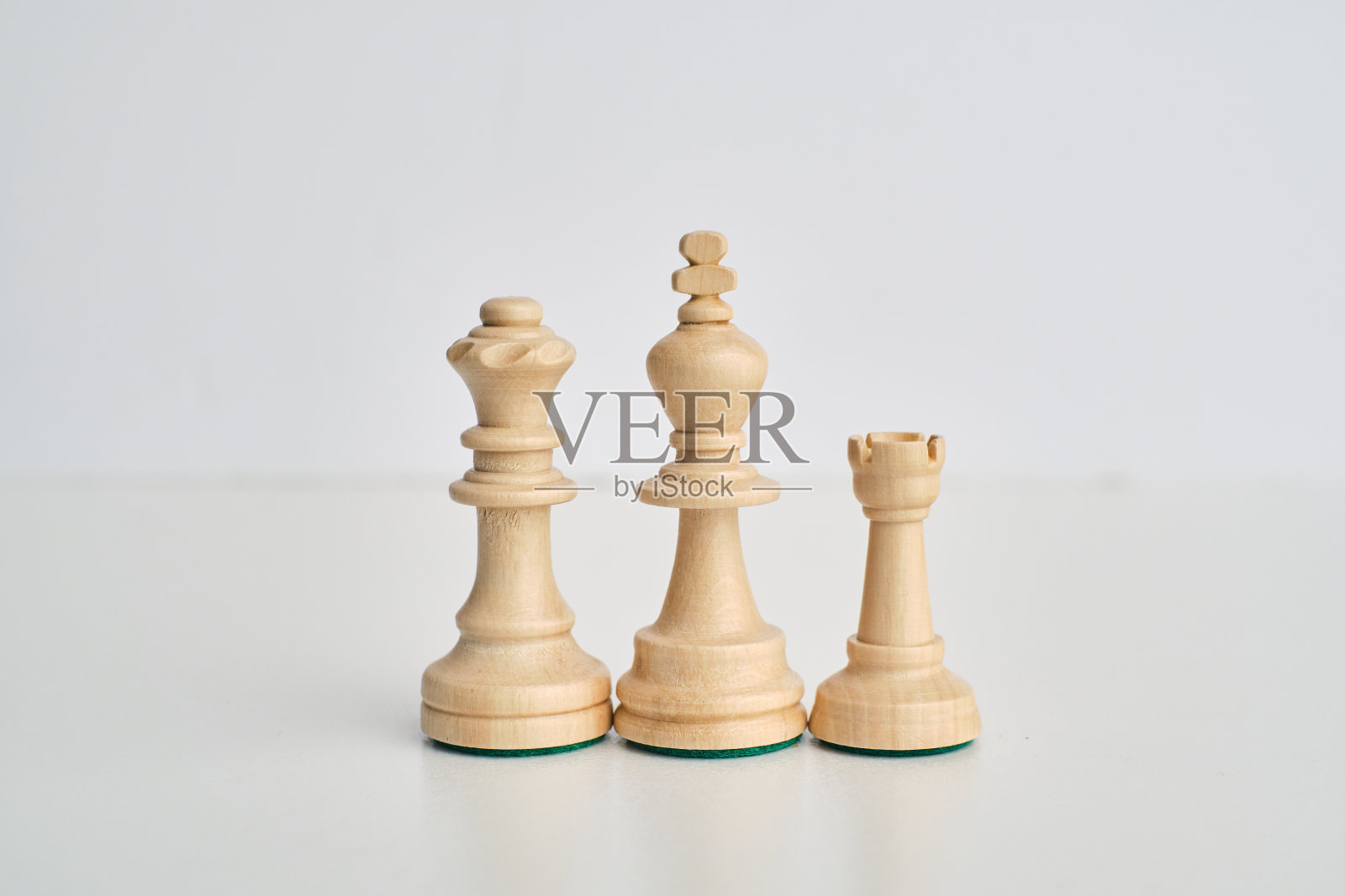 白色背景上的象棋图形照片摄影图片