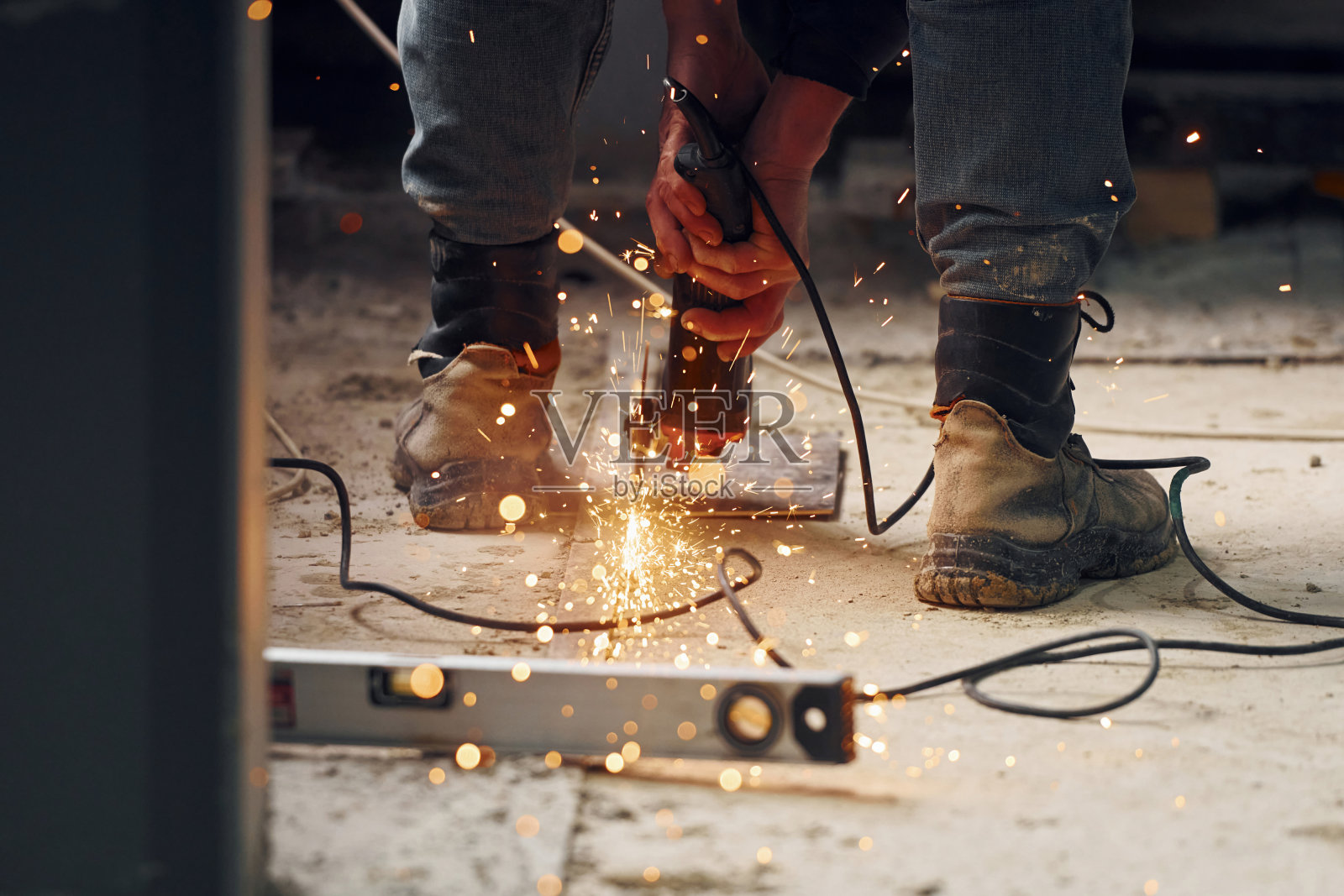 近距离观察男人的腿和手与切片工具。使用金属照片摄影图片