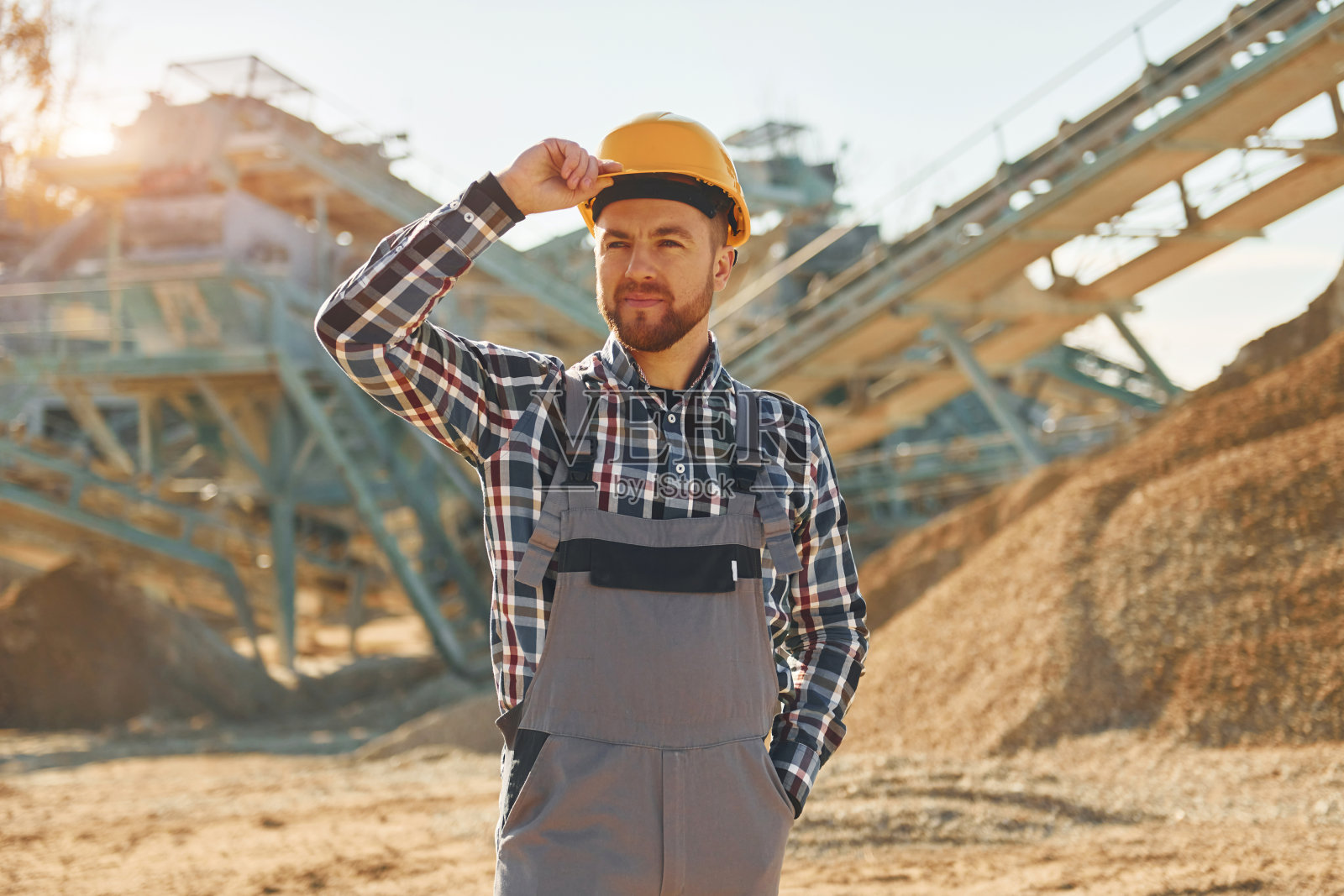 随意行走。穿制服的建筑工人在采石场照片摄影图片