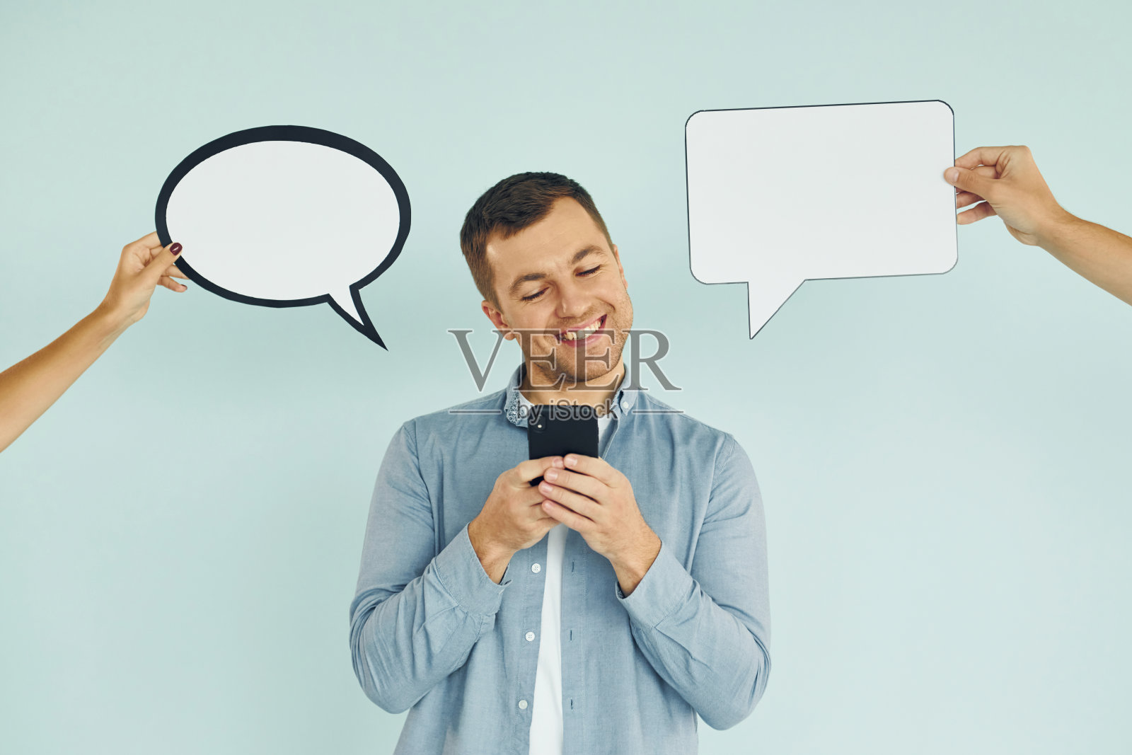 聪明的人。一个男人站在画室里，手里拿着空白的牌子照片摄影图片