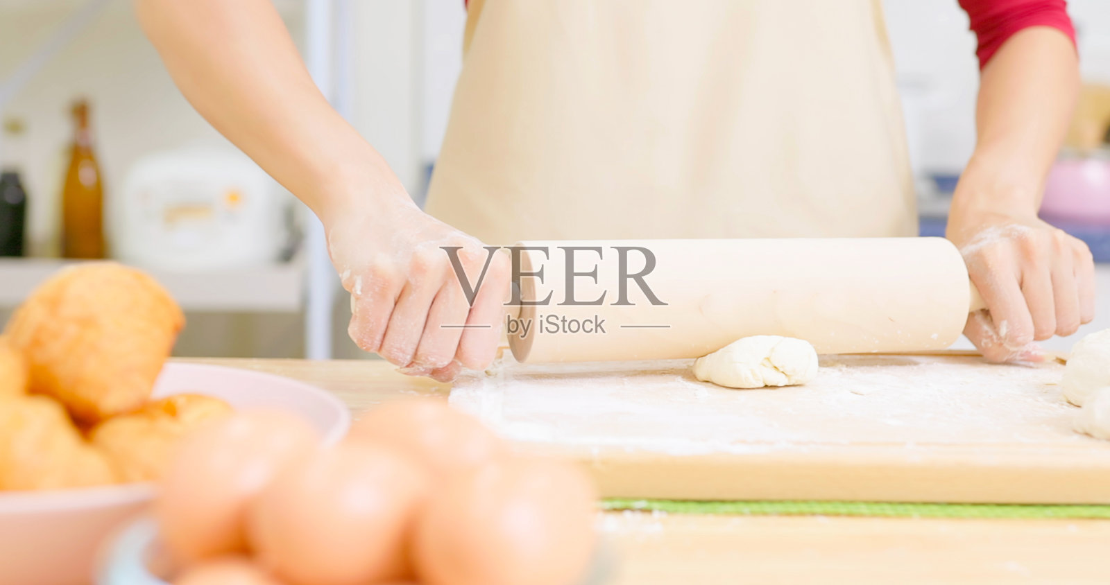 女人滚动面团照片摄影图片