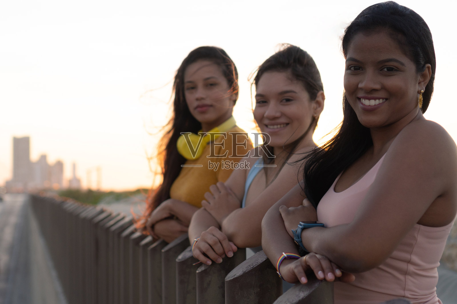 拉丁女性朋友在城市里闲逛照片摄影图片