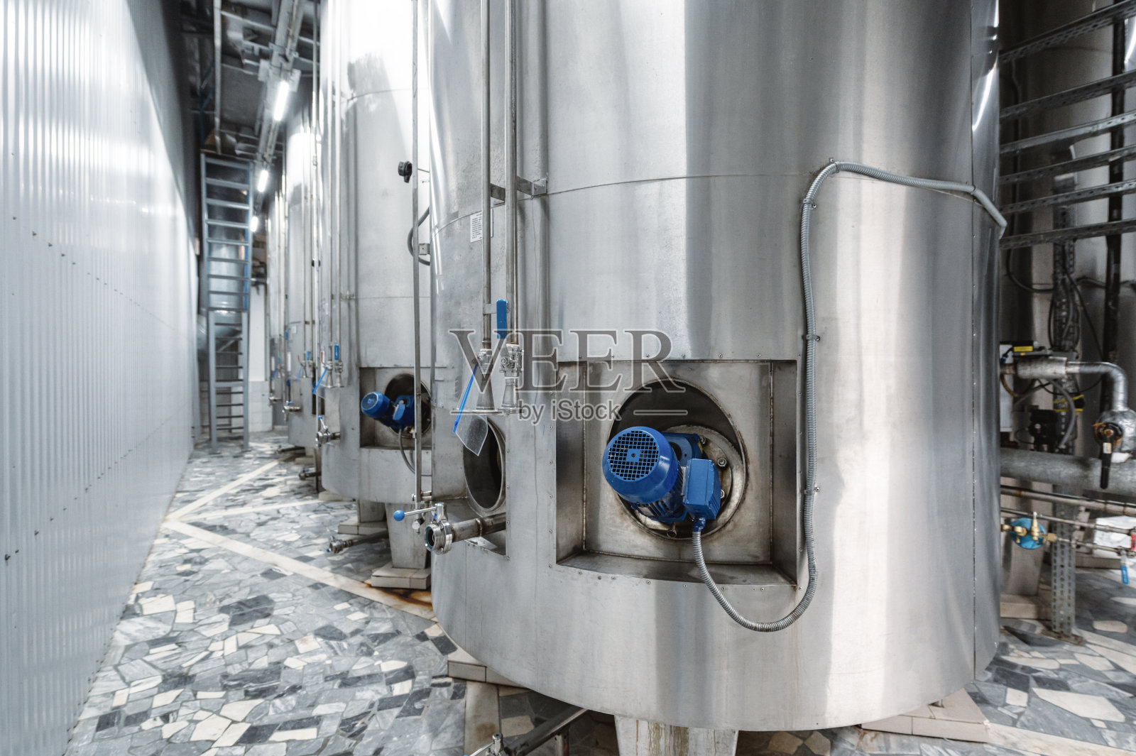 在生产工厂生产酒精的大型金属储罐照片摄影图片