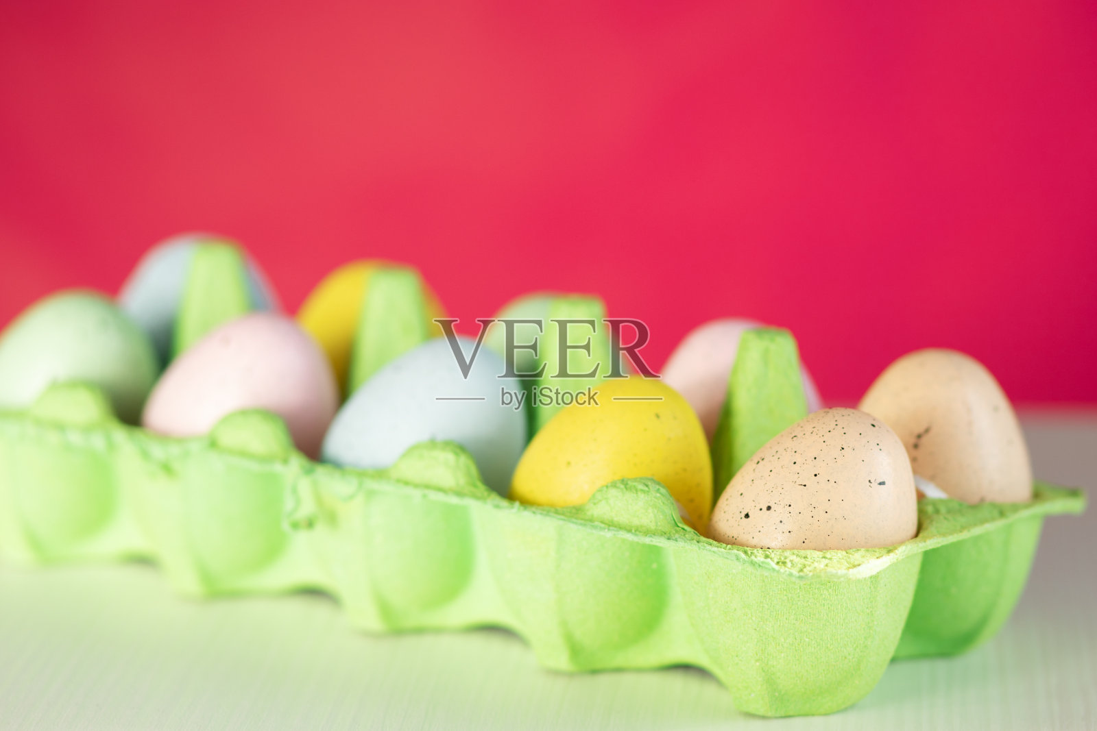 复活节早午餐背景，绿草地上的鸡蛋，假期概念与复制空间照片摄影图片