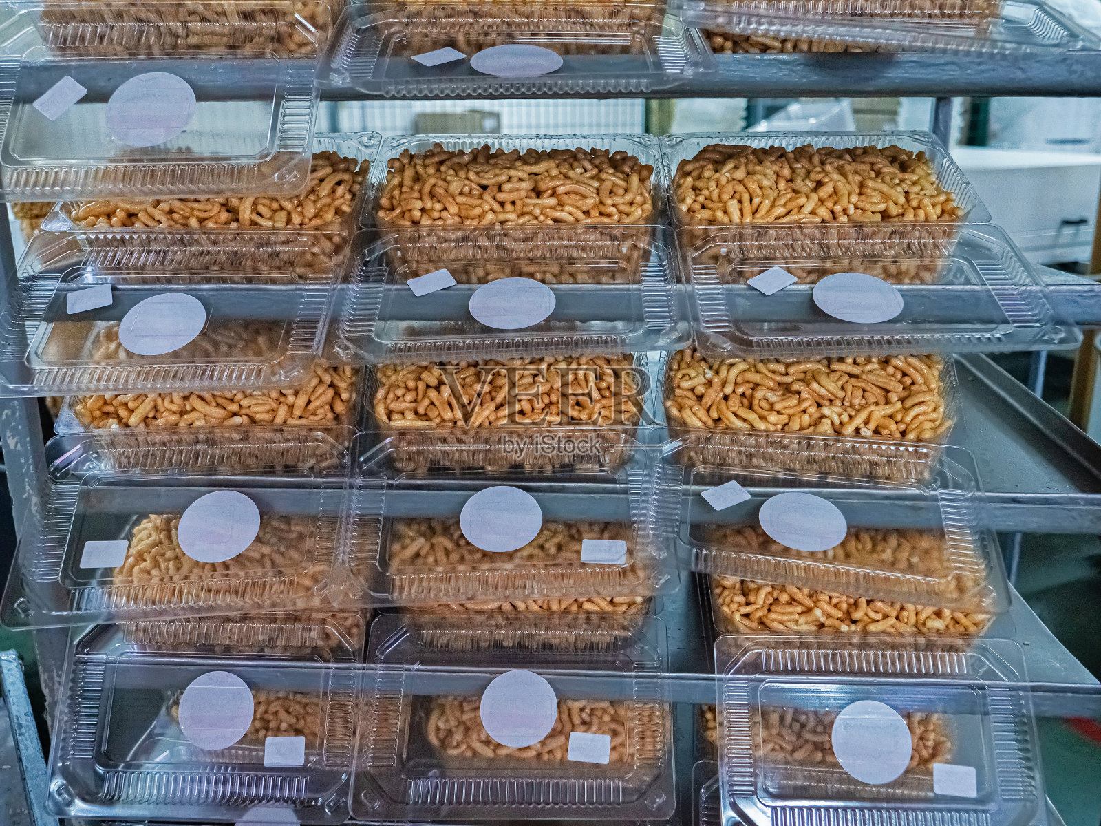 面包房以工业规模生产竹篙。鞑靼人国民生产照片摄影图片