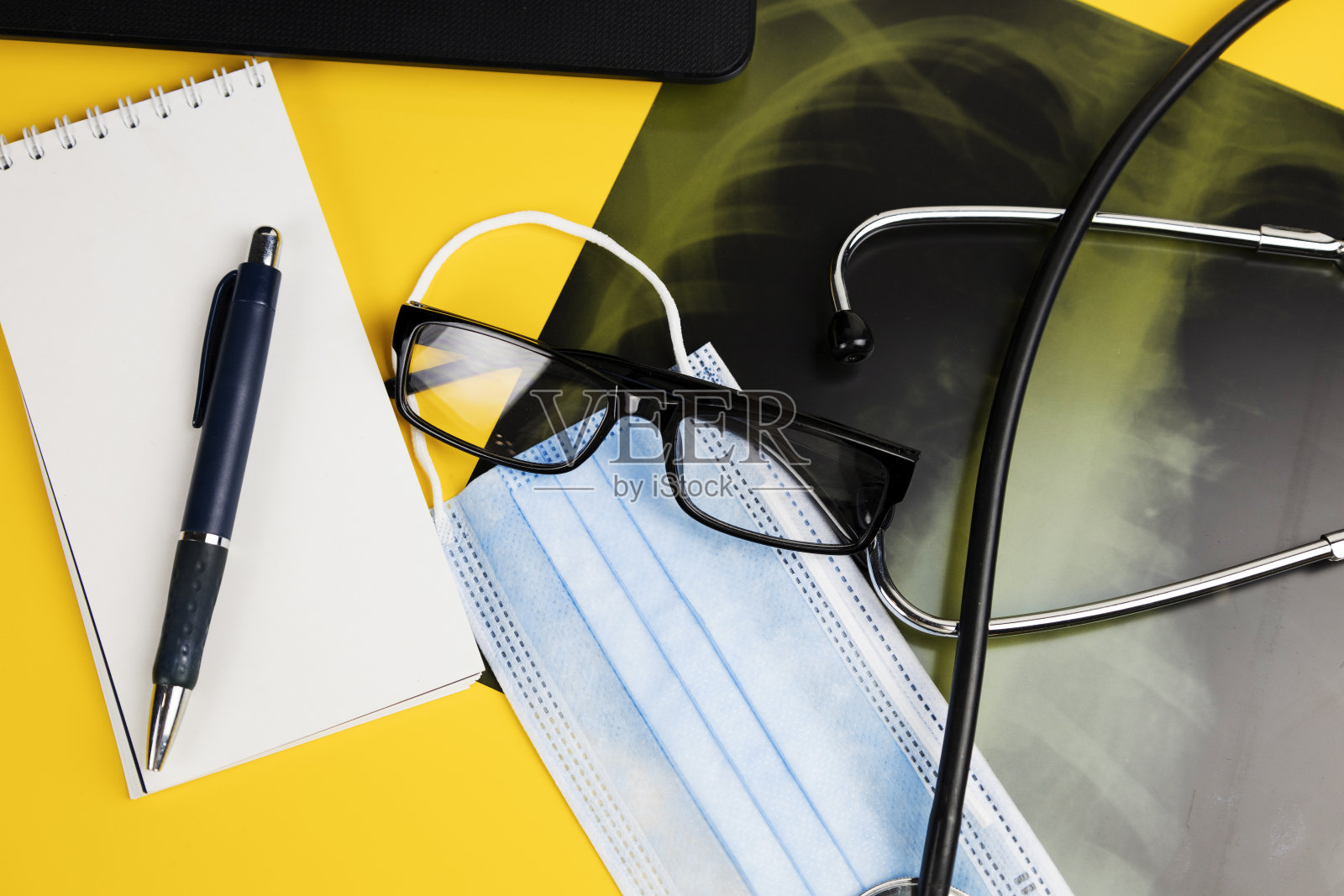 肺部x光片，病人的x光片。医学概念。冠状病毒感染COVID-19照片摄影图片